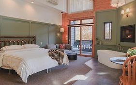 Outland Chalet & Suites Great Smoky Mountains